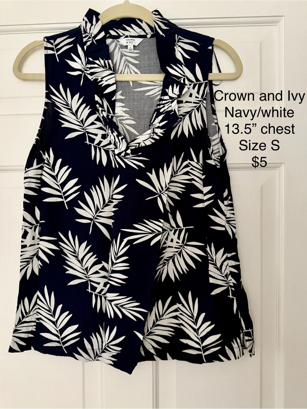 crown & ivy Navy and White Leaf-Print Sleeveless V-Neck Camisole